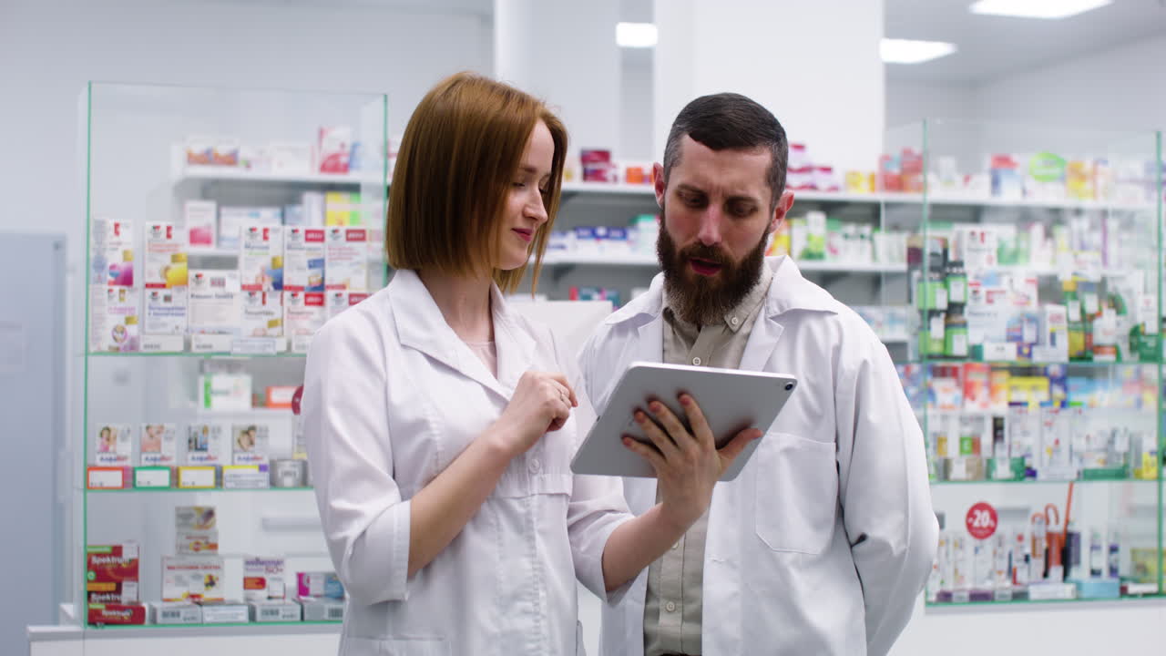 farmacéuticos que trabajan en interiores