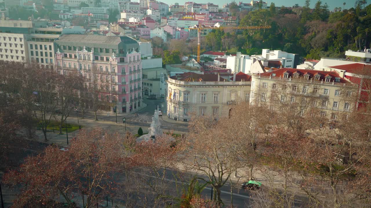 azotea de la ciudad de lisboa por la mañana bajo el cielo azul sobre los árboles con coches pasando por calles vacías 4k