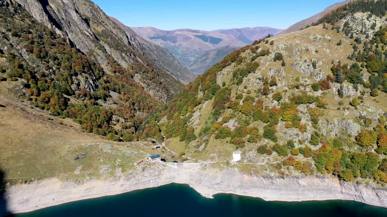 낮에는 프랑스 피레네 산맥의 lac d'oô 댐 벽과 키퍼 캐빈, 공중 높은 접근 샷