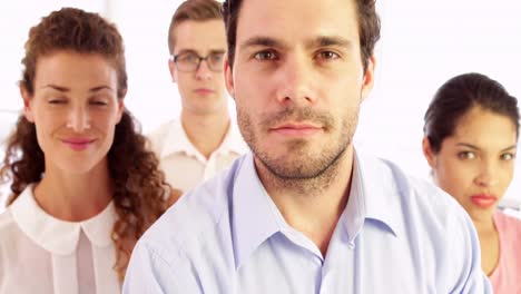 equipo de personas de negocios sonriendo a la cámara