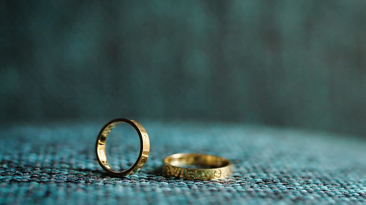 婚禮戒指在枕頭上