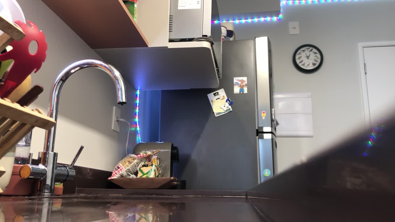 한 남자가 집에서 벌새 모이통을 씻고 준비한다