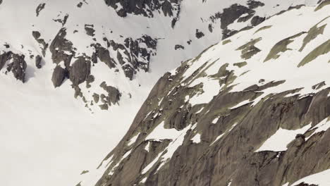 Montaña-Cubierta-De-Nieve-En-Suiza