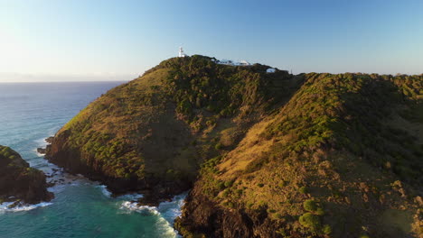 Weit-Aufsteigende-Drohnenaufnahme-Des-Rauchigen-Kap-Leuchtturms-In-Australien