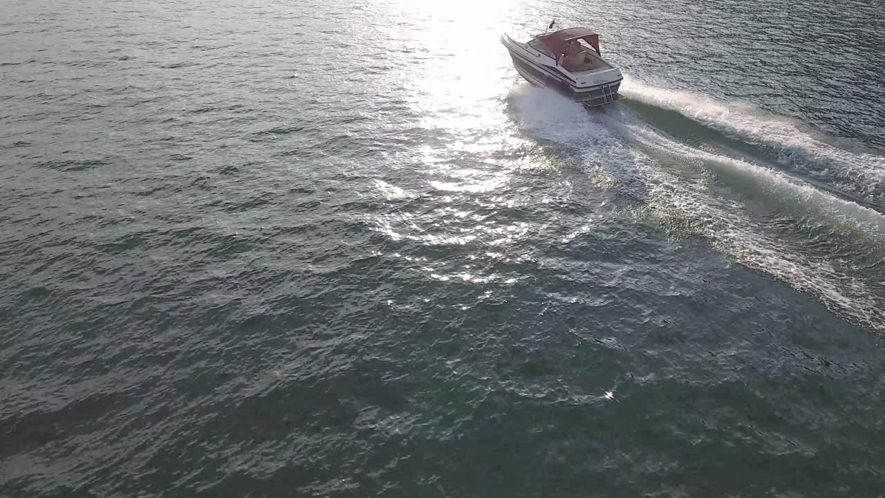 Riprese aeree con drone di motoscafi sul Lago di Bienne, che mostrano le acque blu e il magnifico paesaggio.