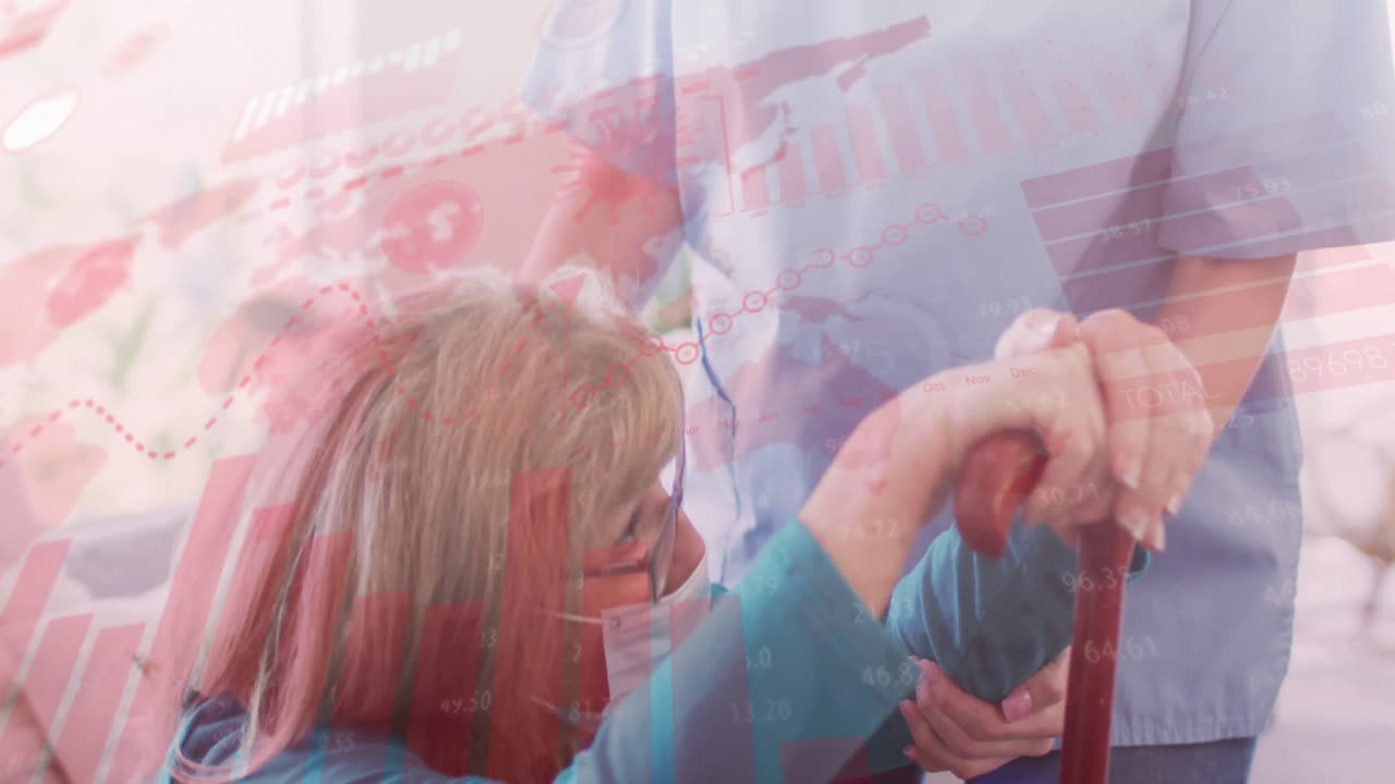 procesamiento de datos de coronavirus contra una trabajadora de salud ayudando a una mujer mayor a levantarse