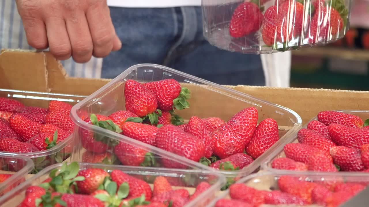 Fragole in contenitori di plastica in un supermercato