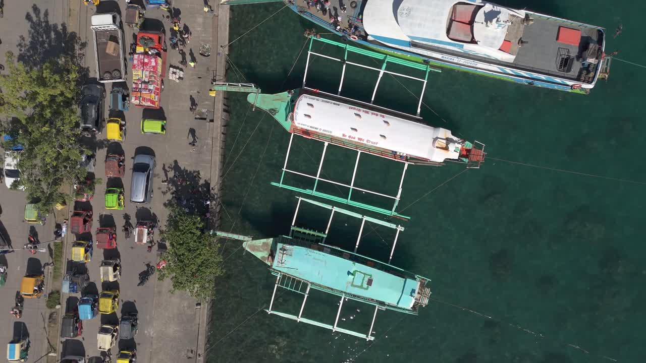 수리가오 시 의 바쁜 항구 에 착륙 하는 승객 들