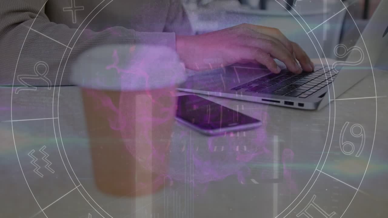 Animazione di reti di connessioni su una donna d'affari che usa un laptop.