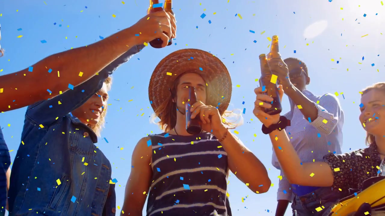 Grupo pegando garrafas, confetes sendo lançados, homem de chapéu de palha bebendo, celebrando o lazer no barco
