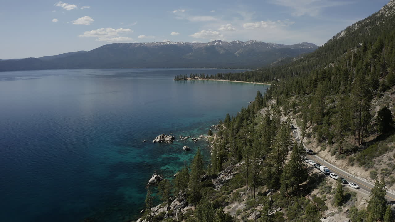Smukke Lake Tahoe, luftfoto af bjergskov møder alpine vande i Sierra Nevada-landskabet.