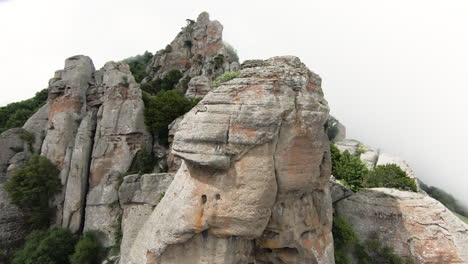 paisaje montañoso con picos de niebla