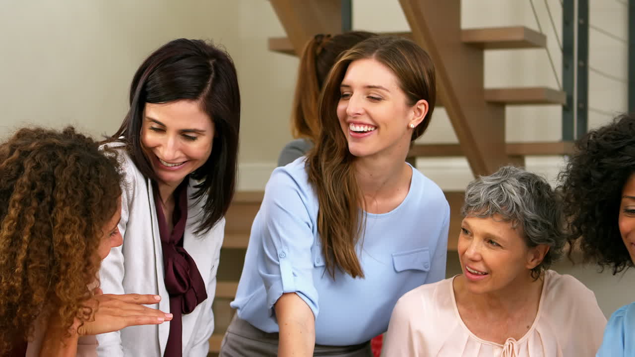 함께 일 하는 미소 짓는 여자 들