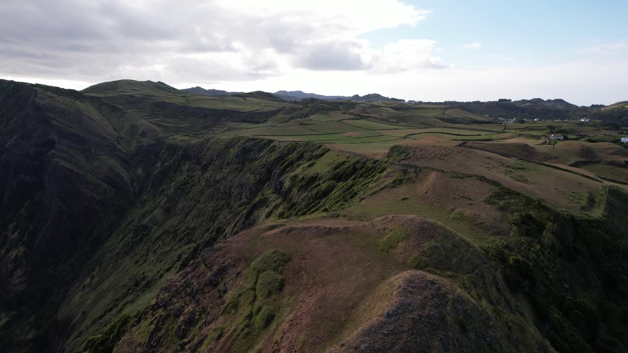Vista aerea di lussureggianti colline verdi e costa