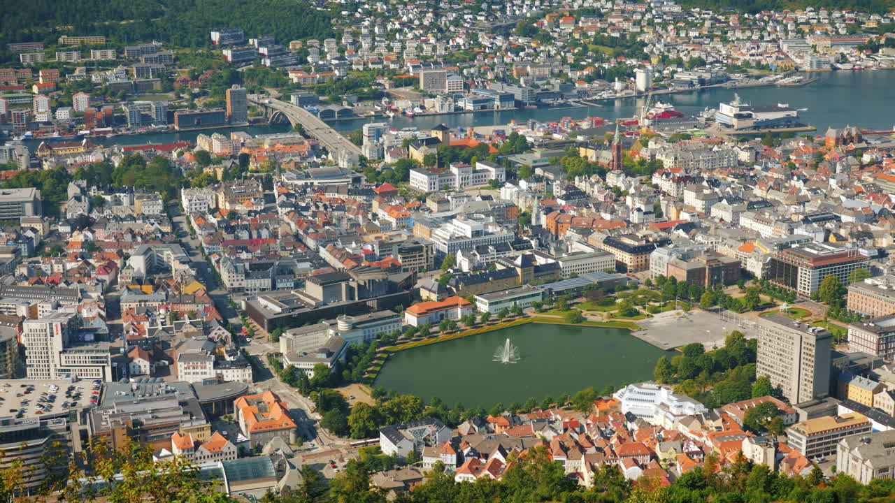 아래 베르겐 시의 전망은 선착장과 대형 유람선 4k 비디오입니다.