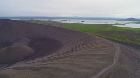 Majestuosa-Antena-Sobre-El-Cono-Del-Volcán-Hverfjall-En-Myvatn-Islandia-4