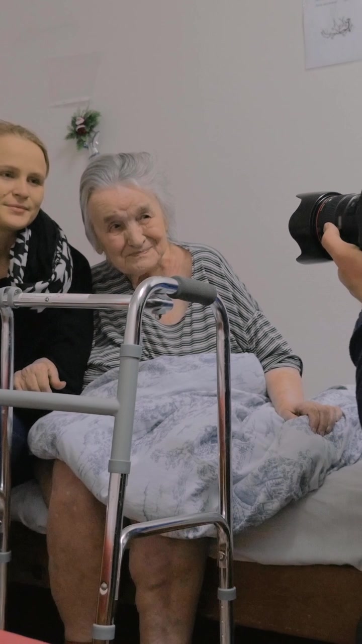 Famiglia che fa visita alla nonna in ospedale