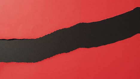 Zerrissener-Schwarzer-Horizontaler-Streifen-Auf-Rotem-Hintergrund