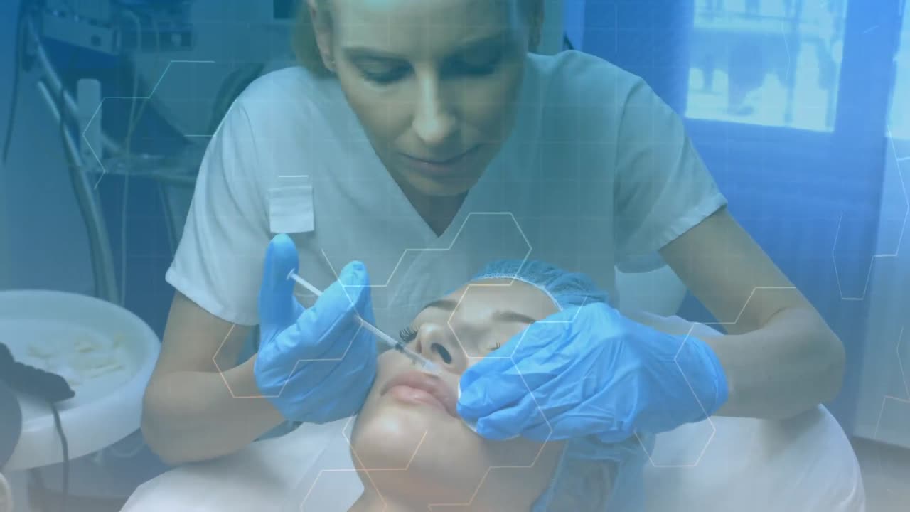 formas hexagonales contra una mujer caucásica que recibe una inyección de botox en una clínica de belleza
