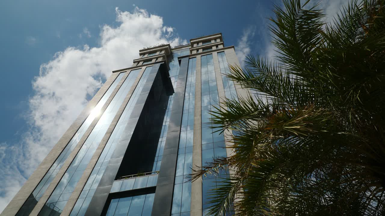 día soleado en el centro de la ciudad de bangalore famoso rascacielos hacia arriba vista panorámica 4k india