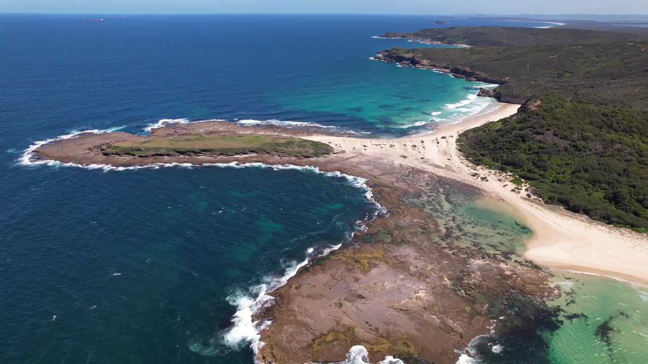 Ripresa aerea di Ghosties Beach e Flat Rocks Point a Moonee, NSW, Australia.