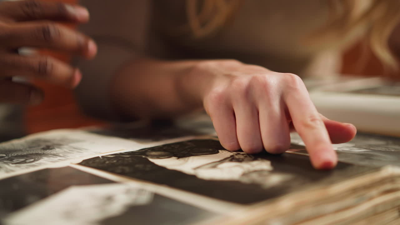 la fidanzata bianca mostra l'immagine del bambino alla nonna all'uomo nero.