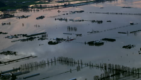 casas y granjas bajo el agua después de las inundaciones causadas por la antena de lluvia