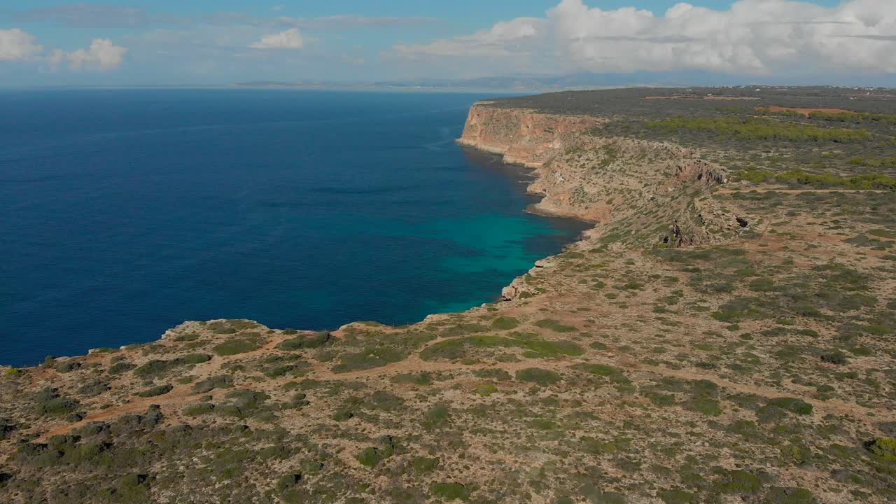 imágenes de drones volando hacia y sobre los acantilados con el océano y las nubes en el fondo