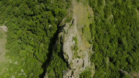 Der-Grat-Eines-Grünen,-Bewaldeten-Hügels-Und-Die-Festung-Azeula-Darauf