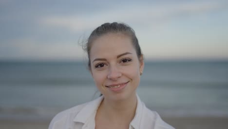 mujer sonriente en la playa