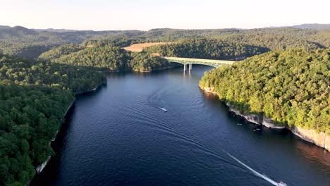 orbita aérea rápida en el lago summersville en virginia occidental