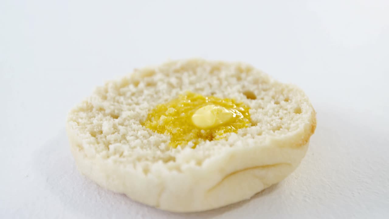 ⁇  조각에 버터를 녹이는 것