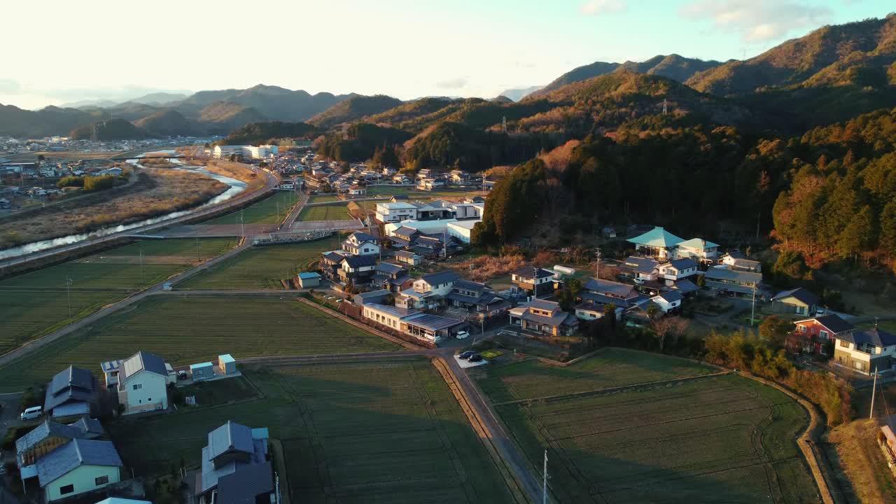 puesta de sol en una ciudad rural japonesa con montañas y ríos en gifu japón