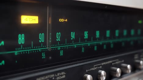 Sintonizando-Un-Amplificador-Antiguo-Y-Retro,-Con-Números-Fm-Verdes