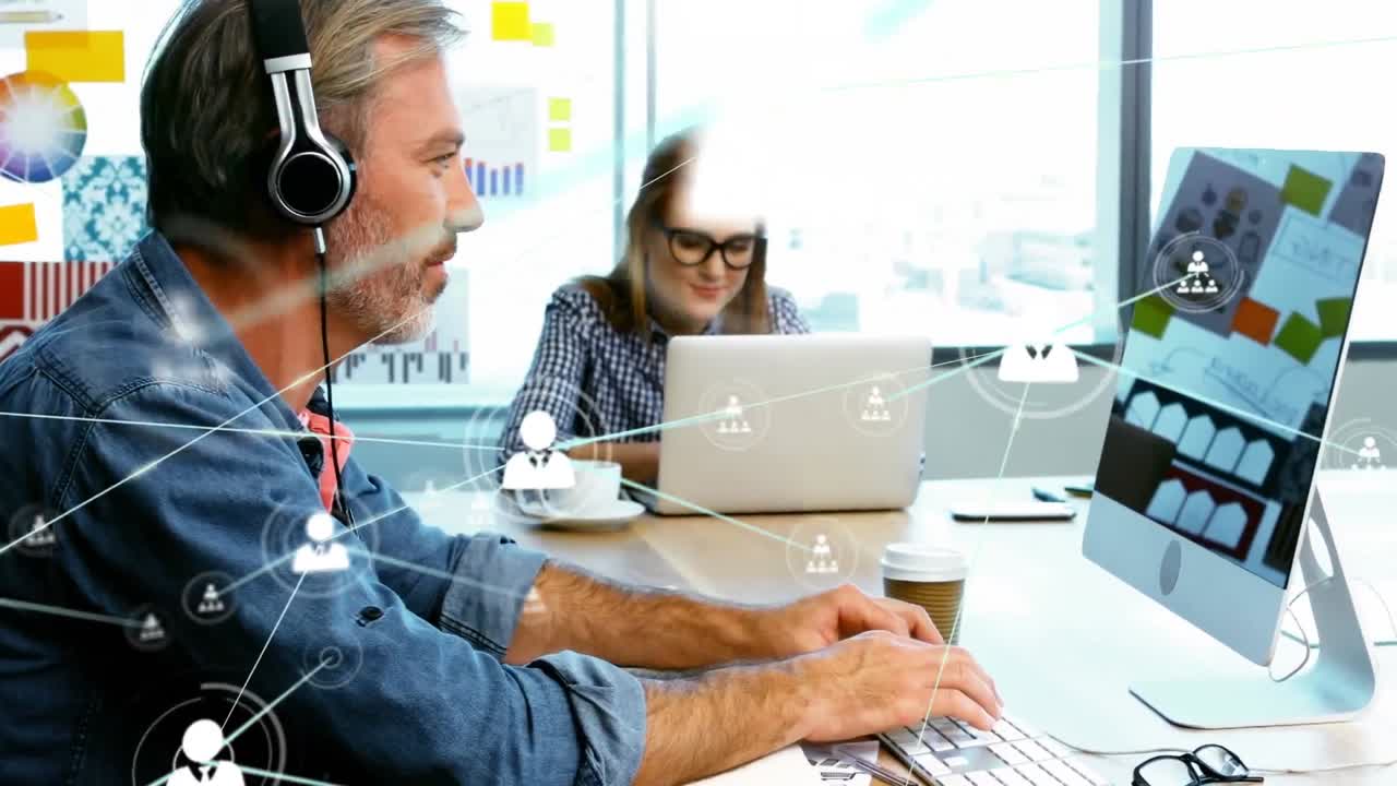 animación de iconos de perfiles conectados sobre colegas caucásicos que trabajan en computadoras y portátiles