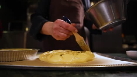 horneando una deliciosa tarta