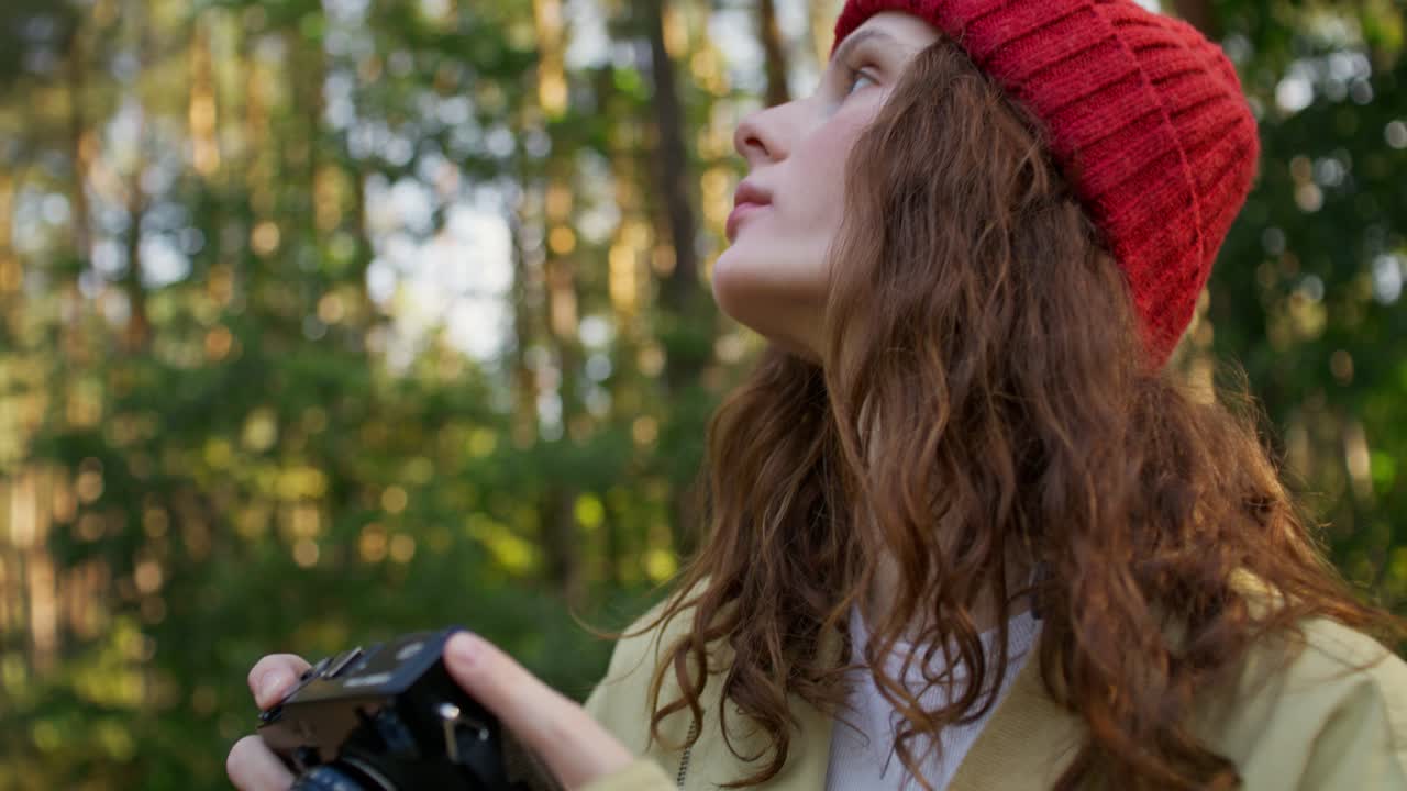 женщина фотографирует в лесу.