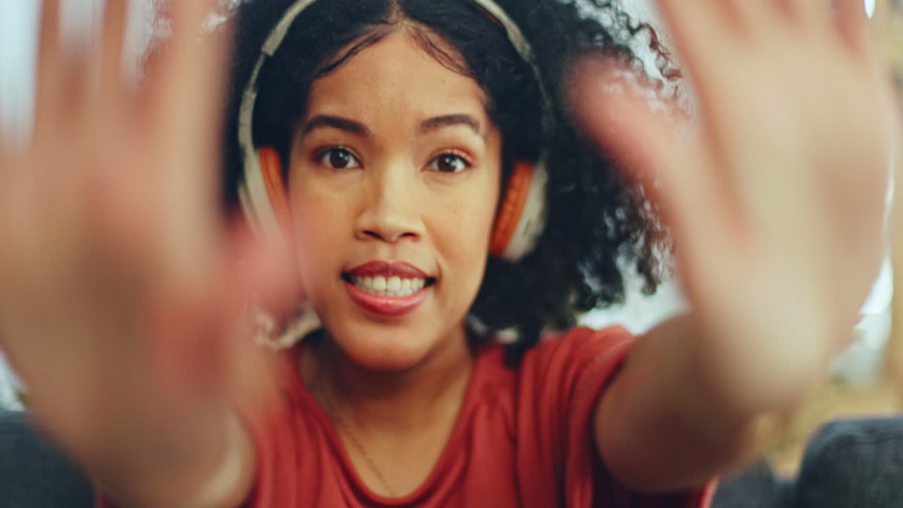 mujer negra, bailando y auriculares en el sofá