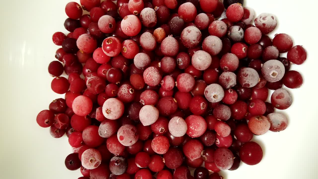 Auftauen einer Cranberry. Zeitraffer