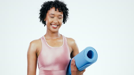estera de yoga, fitness y cara de mujer en el estudio feliz