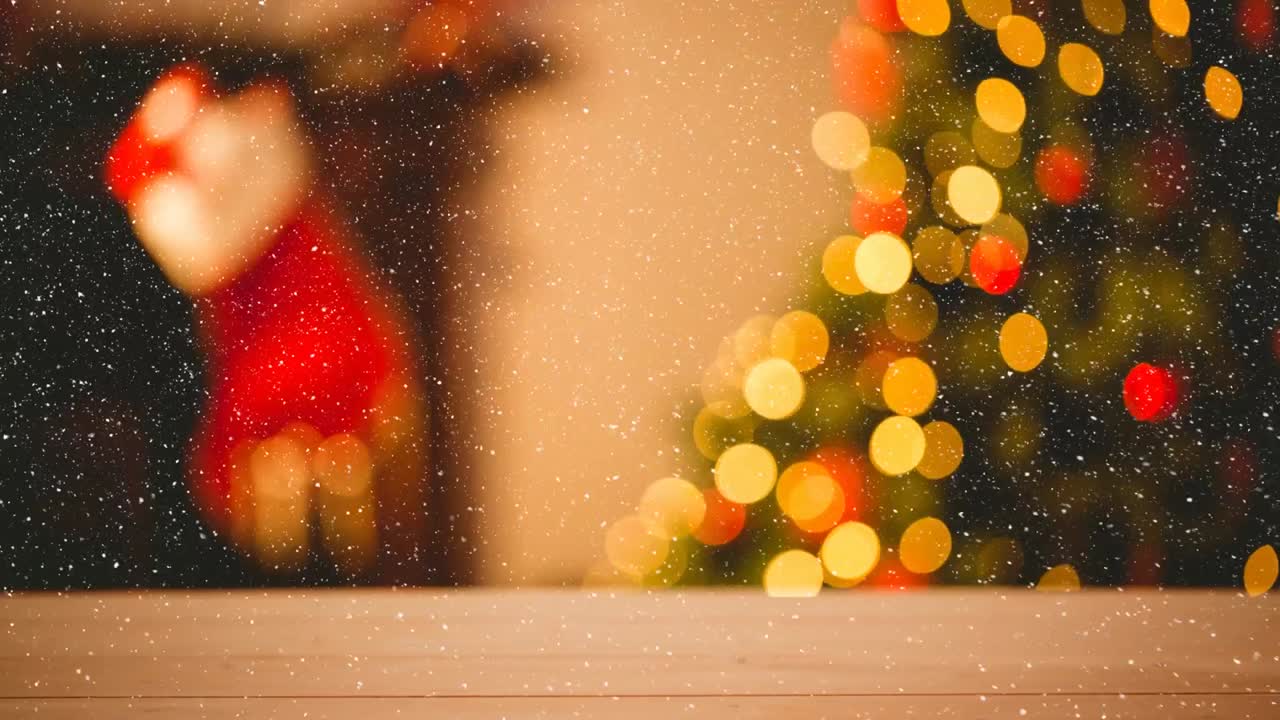Animación de nieve cayendo sobre una habitación borrosa y decoración navideña
