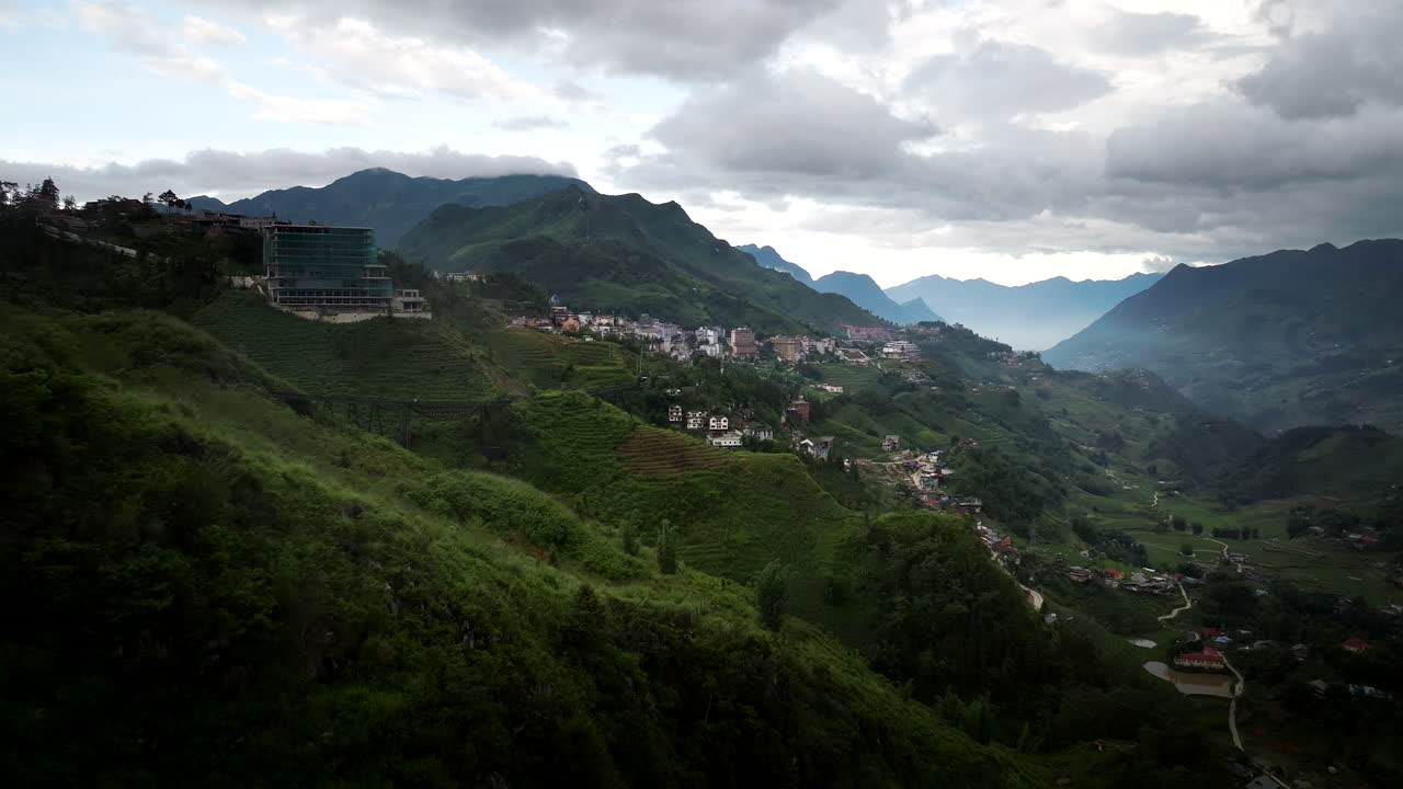 베트남 라오카이 지방의 사파 마을을 내려다보는 언덕 꼭대기에 있는 버려진 호텔