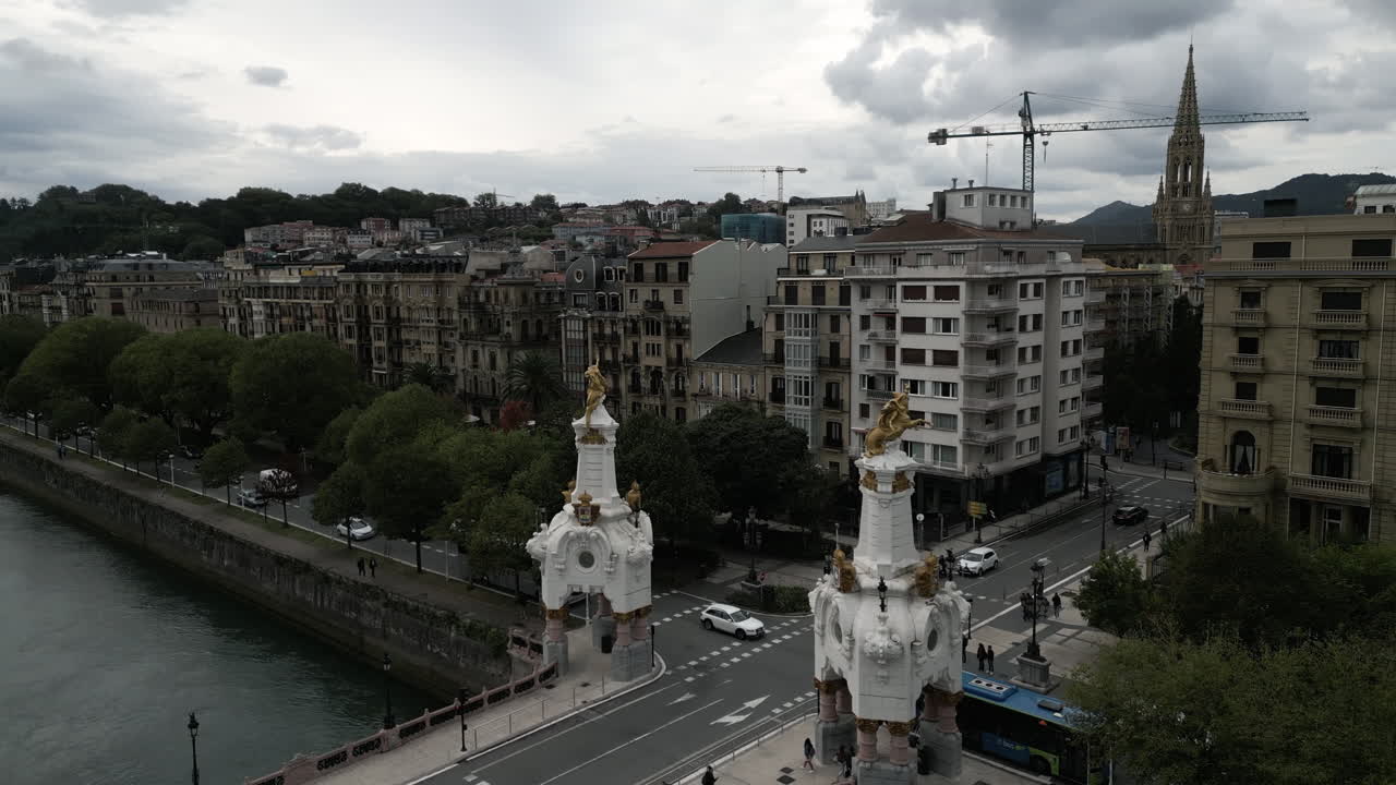Droneoptagelse af bro og kirke i San Sebastián, Spanien
