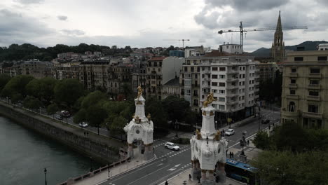 Toma-De-Drone-Del-Puente-Y-La-Iglesia-En-San-Sebastián,-España