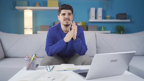 un joven deprimido y triste.