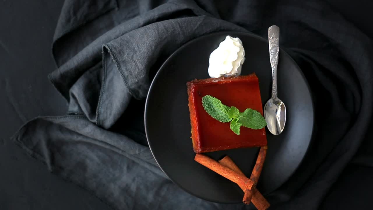 맛있는 사과 푸딩은  ⁇  크림으로 제공됩니다.