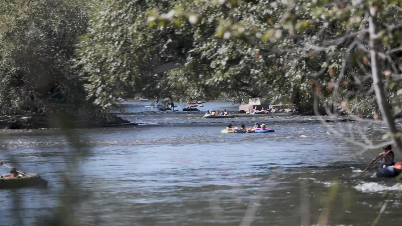 boise, idaho, 31 de agosto de 2019 - gente flotando por el río boise en el último día de puertas abiertas de la temporada