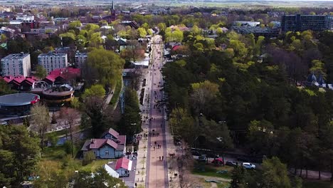 Municipio-De-Palanga-Con-La-Famosa-Calle-Basanavicus,-Vista-Aérea