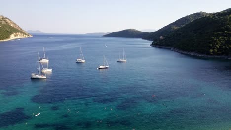 Hermosa-Y-Tranquila-Entrada-De-Mar-En-Grecia-Con-Veleros,-Antena