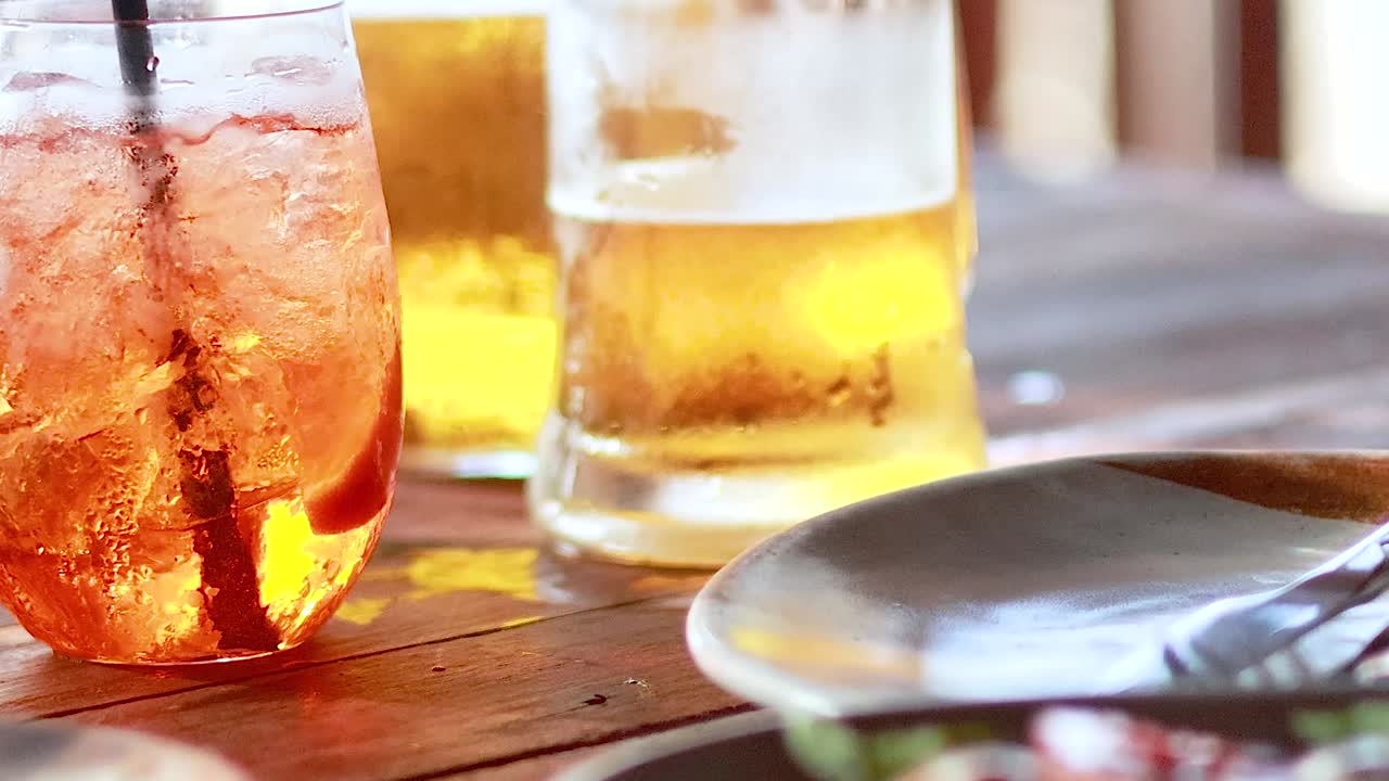 테이블 설정에 aperol 스프리츠와 맥주